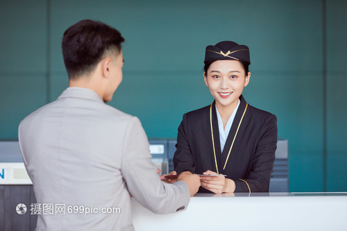云端記憶的守護者 托運臺旁的空姐與乘客攝影攝像服務(wù)